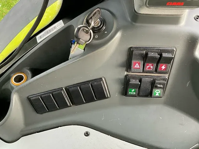 Claas axion 810 vierwielaangedreven landbouwtractor - afbeelding 39 van  47