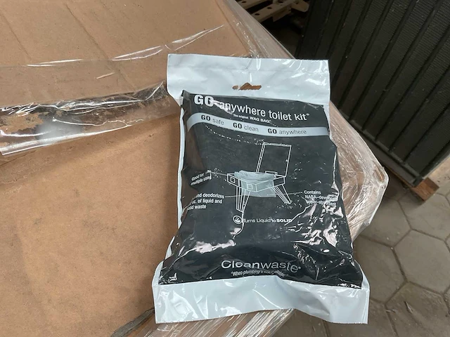 Cleanwaste anywhere toilet kit lot of waste kit bag - afbeelding 1 van  4