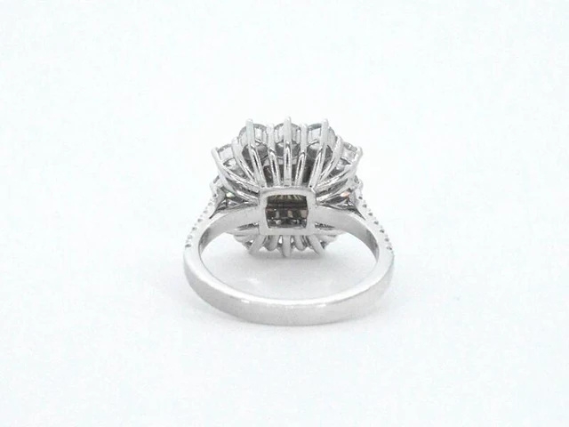 Cluster ring met een fancy gekleurde gele diamant en omringt door briljant geslepen natuurlijke diamanten - afbeelding 2 van  15