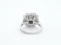 Cluster ring met een fancy gekleurde gele diamant en omringt door briljant geslepen natuurlijke diamanten - afbeelding 2 van  15