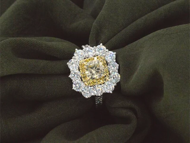 Cluster ring met een fancy gekleurde gele diamant en omringt door briljant geslepen natuurlijke diamanten - afbeelding 3 van  15