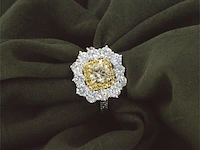 Cluster ring met een fancy gekleurde gele diamant en omringt door briljant geslepen natuurlijke diamanten - afbeelding 3 van  15