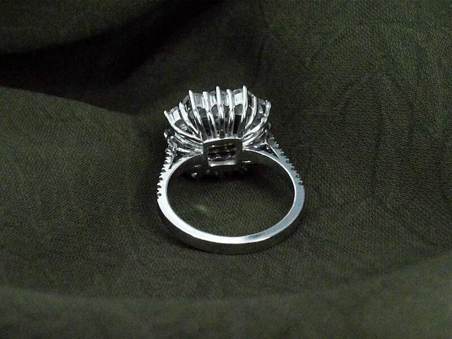 Cluster ring met een fancy gekleurde gele diamant en omringt door briljant geslepen natuurlijke diamanten - afbeelding 4 van  15
