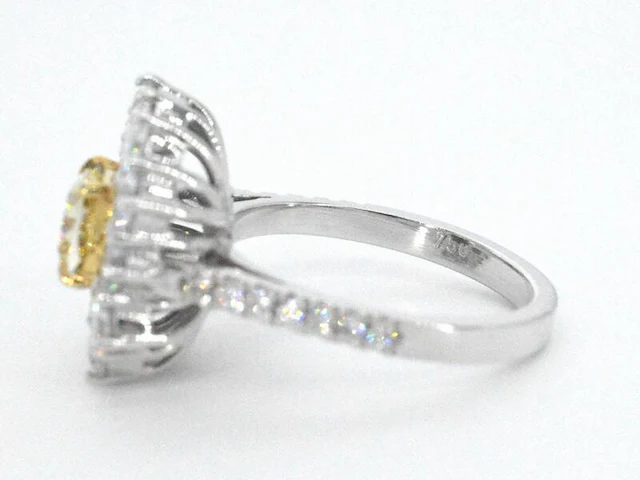 Cluster ring met een fancy gekleurde gele diamant en omringt door briljant geslepen natuurlijke diamanten - afbeelding 5 van  15