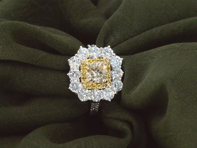 Cluster ring met een fancy gekleurde gele diamant en omringt door briljant geslepen natuurlijke diamanten - afbeelding 1 van  15