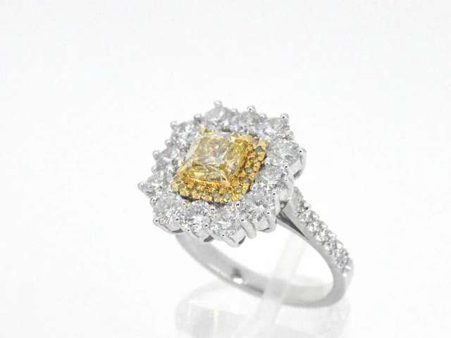 Cluster ring met een fancy gekleurde gele diamant en omringt door briljant geslepen natuurlijke diamanten - afbeelding 11 van  15