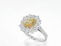 Cluster ring met een fancy gekleurde gele diamant en omringt door briljant geslepen natuurlijke diamanten - afbeelding 11 van  15