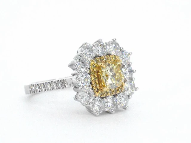 Cluster ring met een fancy gekleurde gele diamant en omringt door briljant geslepen natuurlijke diamanten - afbeelding 12 van  15