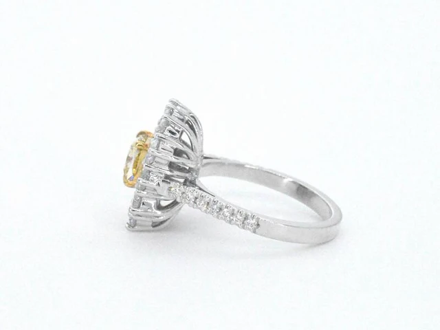 Cluster ring met een fancy gekleurde gele diamant en omringt door briljant geslepen natuurlijke diamanten - afbeelding 13 van  15