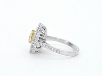 Cluster ring met een fancy gekleurde gele diamant en omringt door briljant geslepen natuurlijke diamanten - afbeelding 13 van  15
