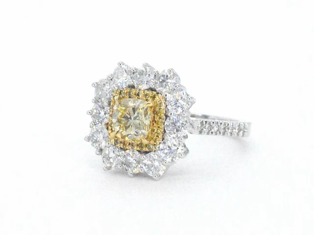 Cluster ring met een fancy gekleurde gele diamant en omringt door briljant geslepen natuurlijke diamanten - afbeelding 15 van  15