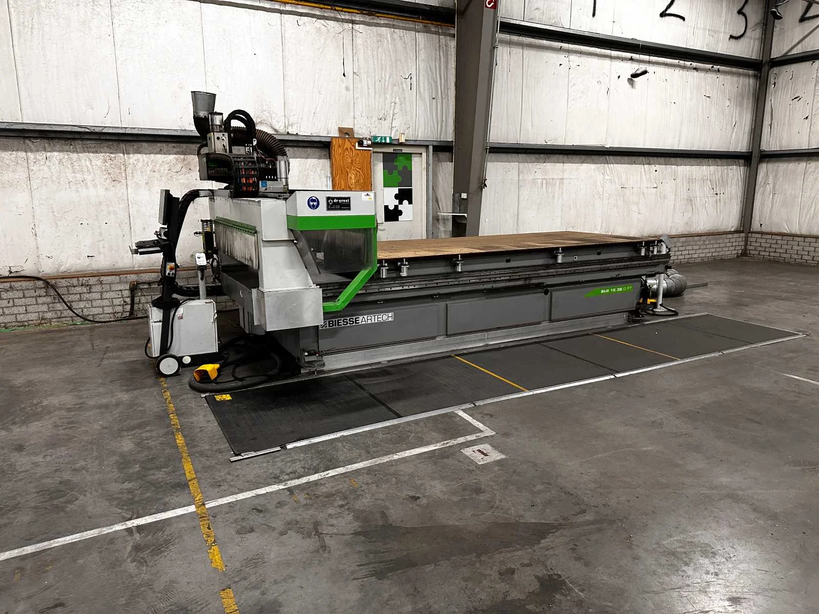 Cnc-bewerkingscentrums en houtbewerkingsmachines voor massief hout