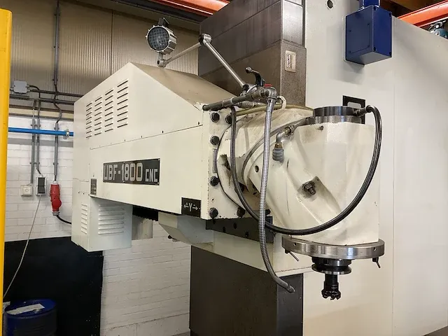 Cnc freesmachine - afbeelding 13 van  16