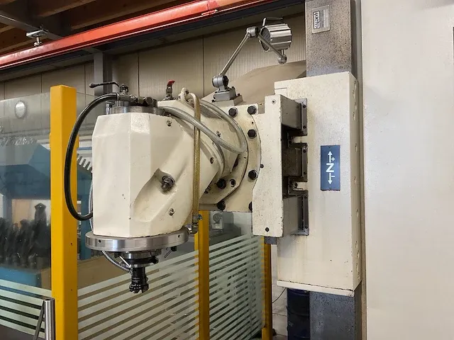 Cnc freesmachine - afbeelding 14 van  16
