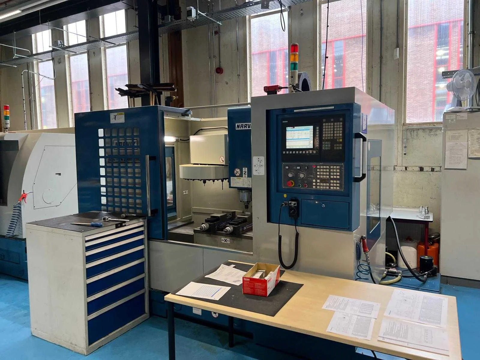 Cnc-metaalbewerkingsmachines en heftrucks