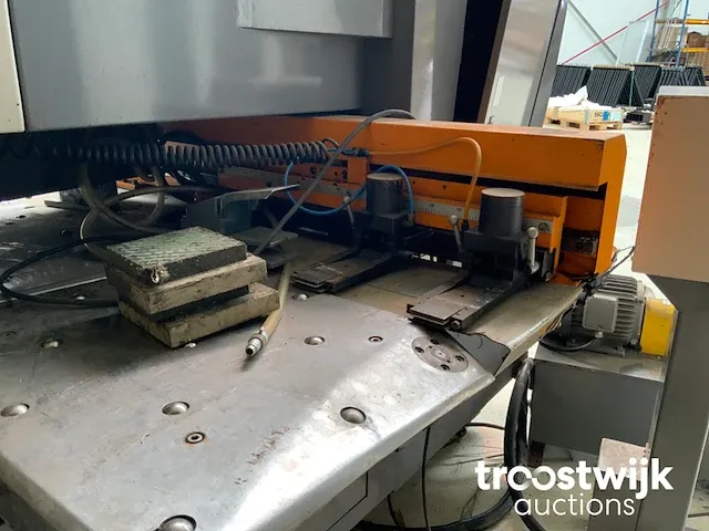Cnc ponsmachine - afbeelding 11 van  16