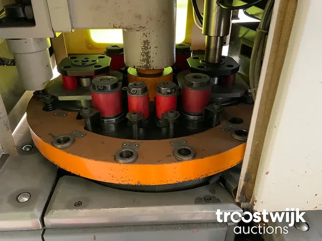 Cnc ponsmachine - afbeelding 12 van  16