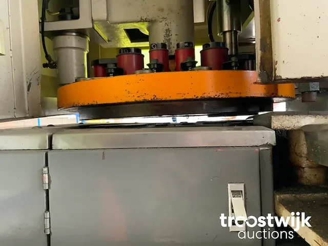 Cnc ponsmachine - afbeelding 13 van  16