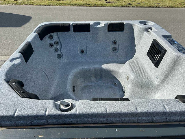 Coast spa 7 persoons amerikaans jacuzzi en buitenspa - afbeelding 1 van  15