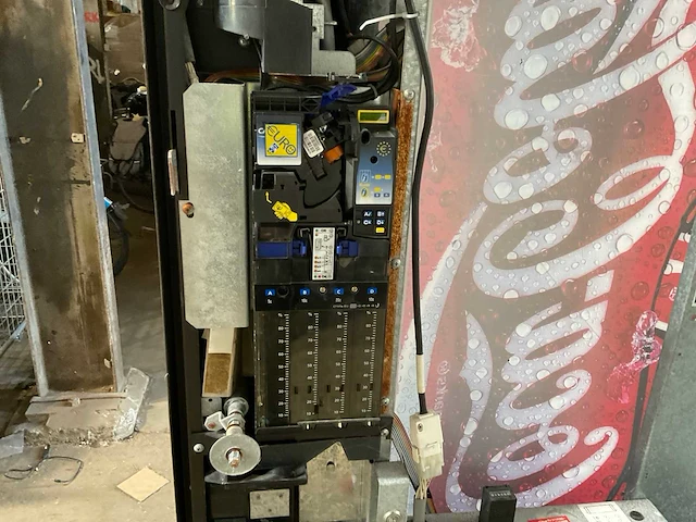 Coca cola verkoopautomaat - afbeelding 6 van  19