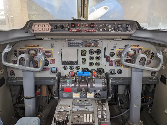 Cockpit voorzien van instrumenten fokker, 27 ph-oso - afbeelding 2 van  37