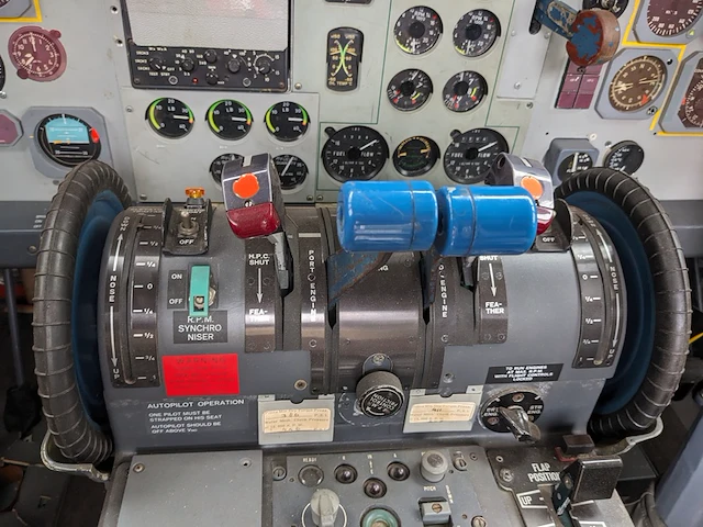 Cockpit voorzien van instrumenten fokker, 27 ph-oso - afbeelding 5 van  37