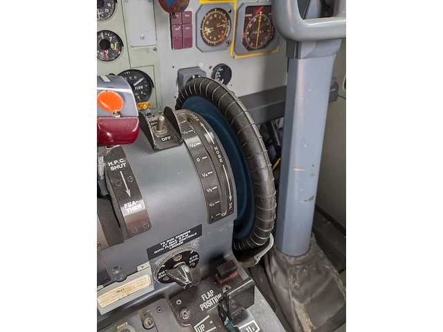 Cockpit voorzien van instrumenten fokker, 27 ph-oso - afbeelding 8 van  37
