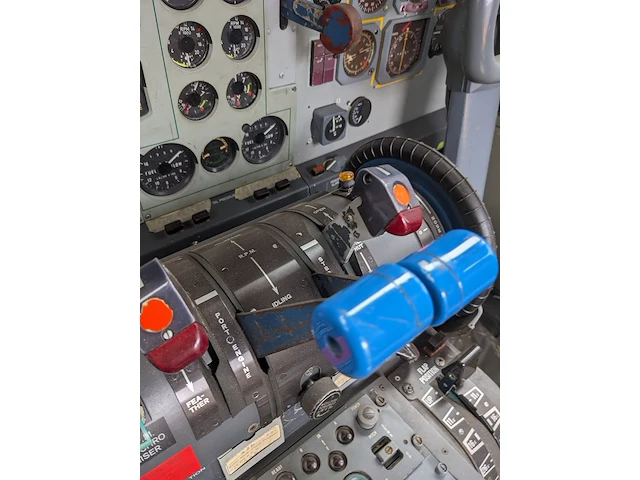 Cockpit voorzien van instrumenten fokker, 27 ph-oso - afbeelding 9 van  37