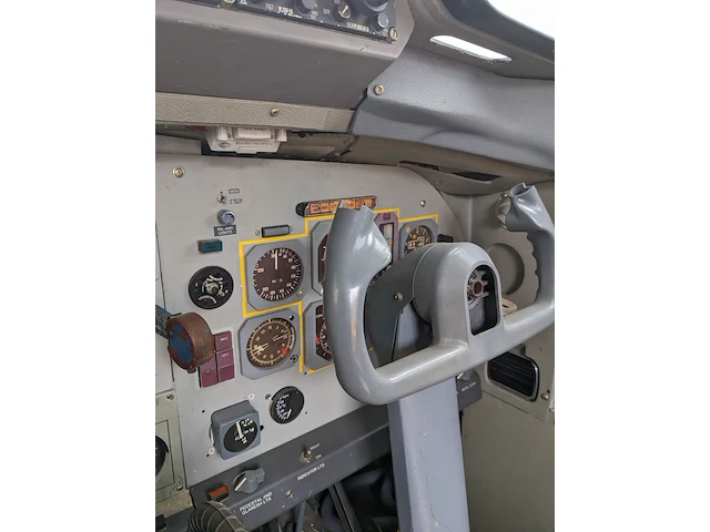 Cockpit voorzien van instrumenten fokker, 27 ph-oso - afbeelding 11 van  37