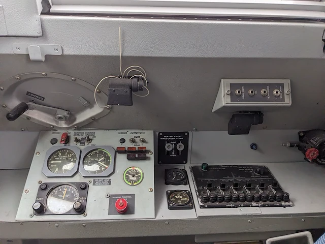 Cockpit voorzien van instrumenten fokker, 27 ph-oso - afbeelding 13 van  37