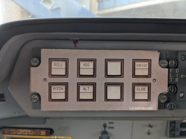 Cockpit voorzien van instrumenten fokker, 27 ph-oso - afbeelding 14 van  37