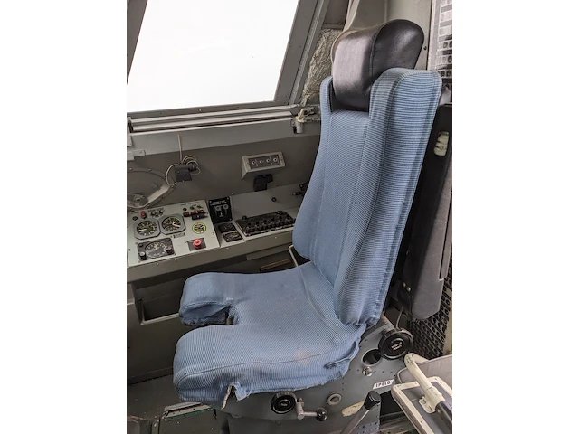 Cockpit voorzien van instrumenten fokker, 27 ph-oso - afbeelding 17 van  37