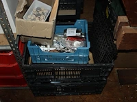 Cocktail gerelateerde producten waaronder kurkdoppen, roerstaafjes, maatbekers, glazen, koperen kannetjes, ... - afbeelding 1 van  5
