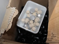 Cocktail gerelateerde producten waaronder kurkdoppen, roerstaafjes, maatbekers, glazen, koperen kannetjes, ... - afbeelding 2 van  5