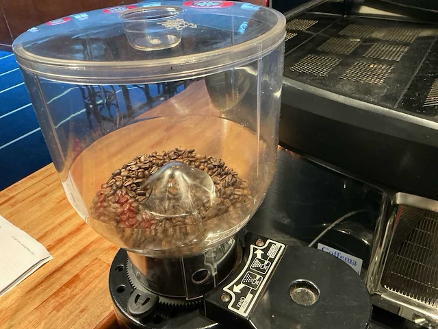 Coffema leona barista machine met losse koffiebonen maler - afbeelding 9 van  20