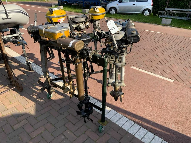 Collectie oldtimer buitenboordmotoren (9x) - afbeelding 1 van  11
