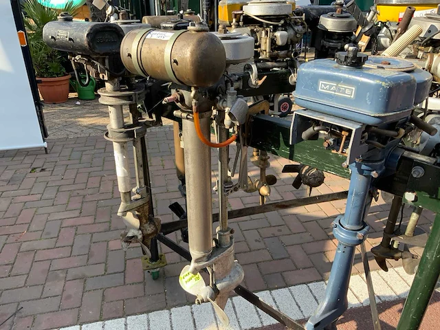 Collectie oldtimer buitenboordmotoren (9x) - afbeelding 5 van  11
