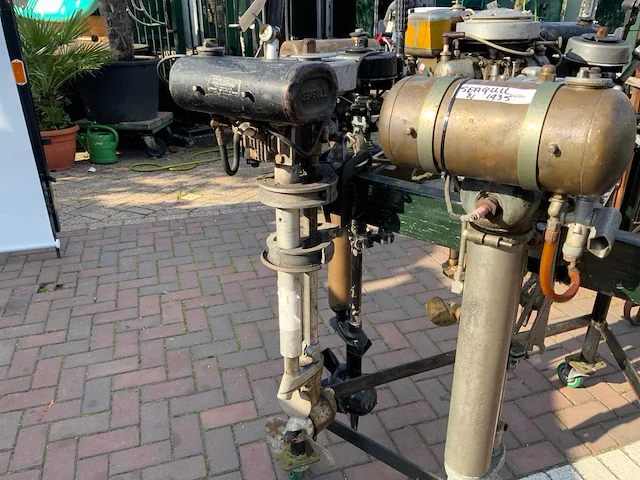 Collectie oldtimer buitenboordmotoren (9x) - afbeelding 6 van  11