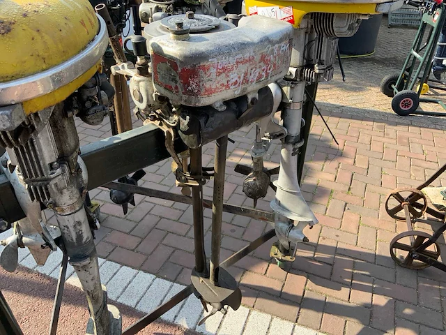 Collectie oldtimer buitenboordmotoren (9x) - afbeelding 8 van  11