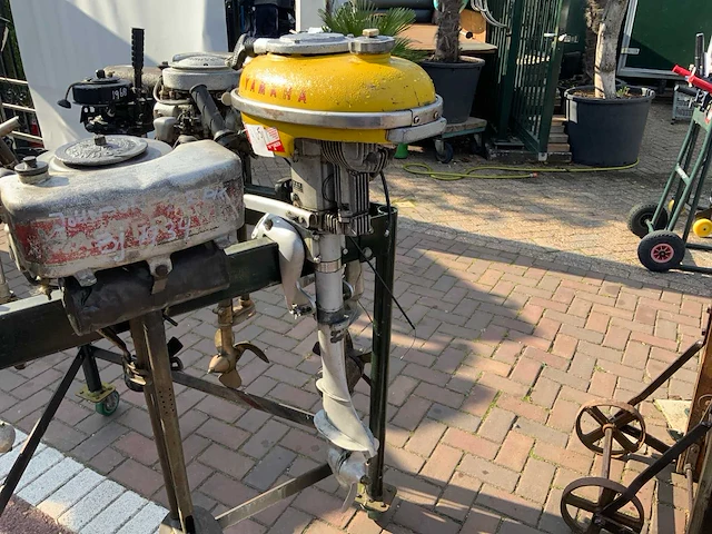 Collectie oldtimer buitenboordmotoren (9x) - afbeelding 9 van  11