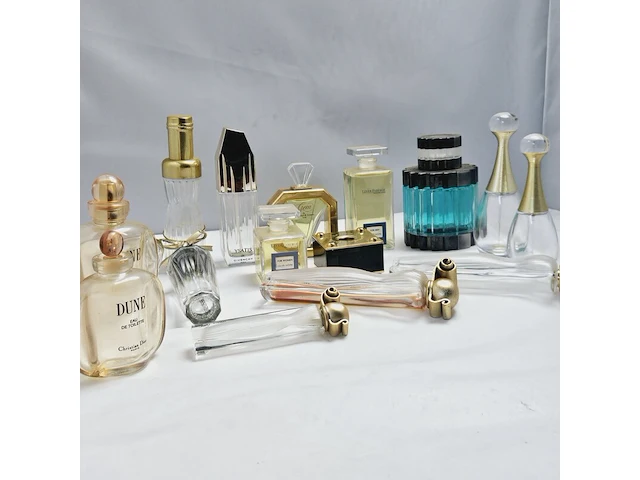 Collectie vintage parfums van bekende merken - afbeelding 1 van  8