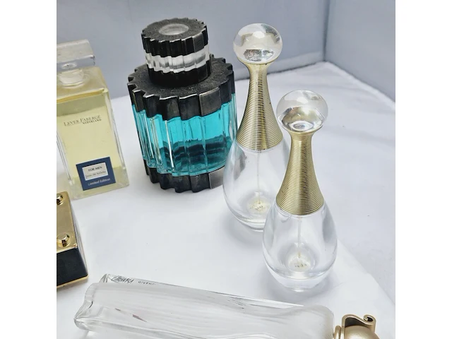 Collectie vintage parfums van bekende merken - afbeelding 8 van  8