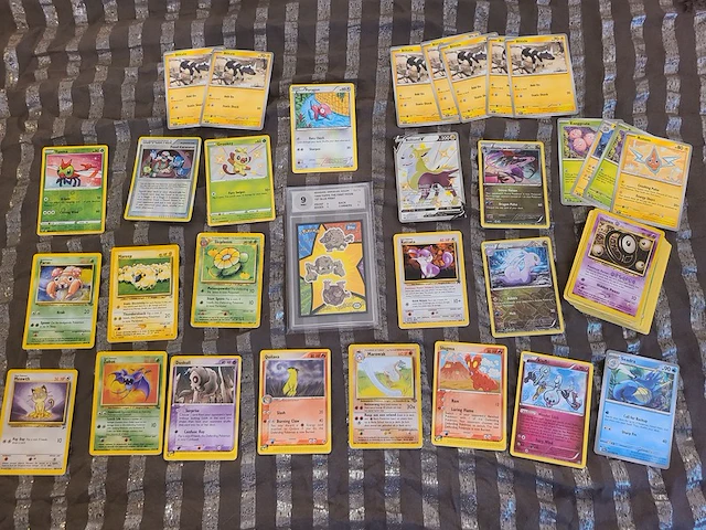 Collector’s kavel – zeldzame gegradeerde topps pokémonkaart 'geodude, graveler & golem' uit 1999 (mint 9 met back 10) + vintage & moderne kaartenmix - afbeelding 1 van  7