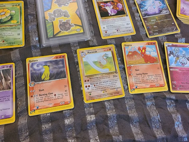 Collector’s kavel – zeldzame gegradeerde topps pokémonkaart 'geodude, graveler & golem' uit 1999 (mint 9 met back 10) + vintage & moderne kaartenmix - afbeelding 6 van  7