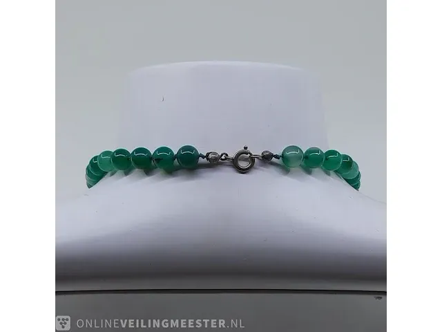 Collier van groene jaspis met zilveren sluiting - afbeelding 8 van  11