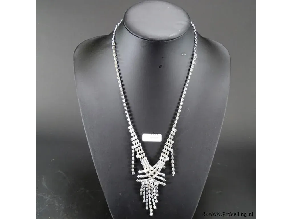 Sieraden en bijoux w.o. zilver, antiek, vintage, e.d. uit nalatenschappen. startbod € 1,00. gratis verzending in nederland v.a. €19,95. oozzoo lunteren.