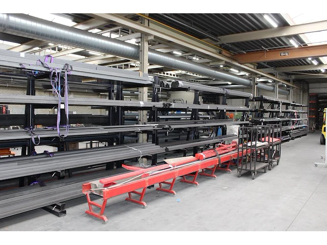 Combinatie kavel p296 t/m p299 zijnde vier draagarmstellingen. let op excl. inhoud en ophalen in overleg hnvi combinatiekavel - afbeelding 1 van  2