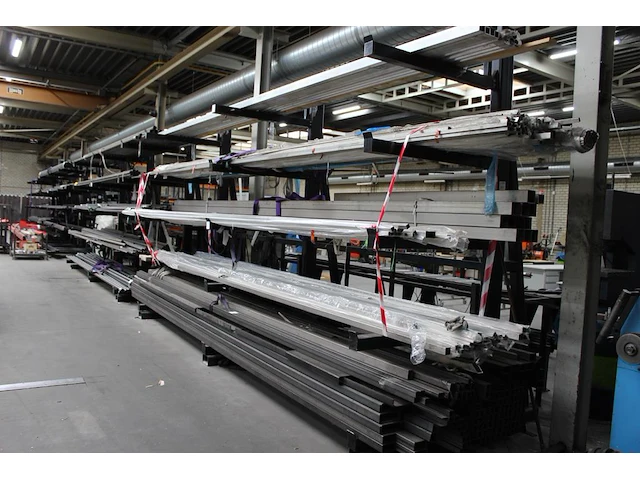 Combinatie kavel p296 t/m p299 zijnde vier draagarmstellingen. let op excl. inhoud en ophalen in overleg hnvi combinatiekavel - afbeelding 2 van  2