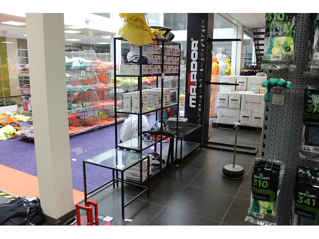 Combinatie twee showtafels en showkast. afm. 100 cm x 36 cm x 175 cm - afbeelding 1 van  3