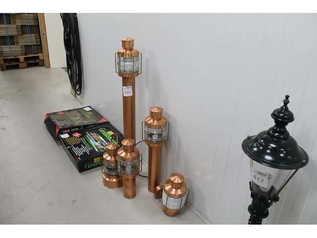 Combinatie van buitenwandlamp, buitenhanglamp en drie tuinlantaarns koper w.o. met hoogte 106 cm. - afbeelding 1 van  4